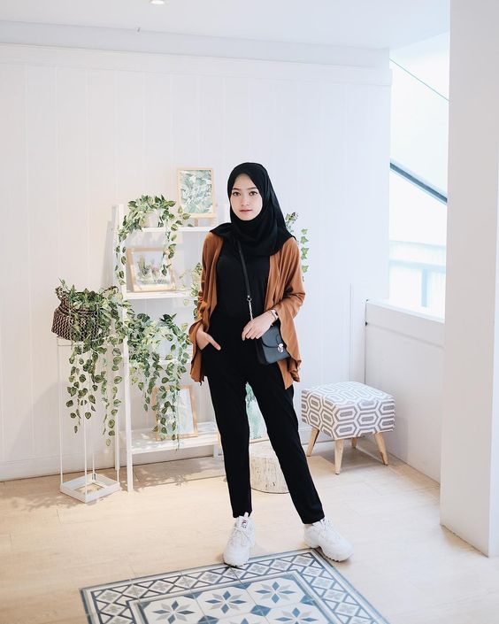 Sneakers Hijab Outfit via Sari Indah Pertiwi