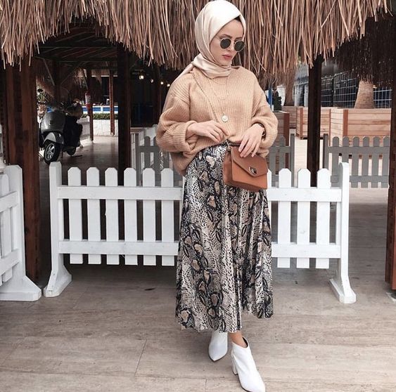 Chic Hijab Outfit Ideas With Pattern Skirt