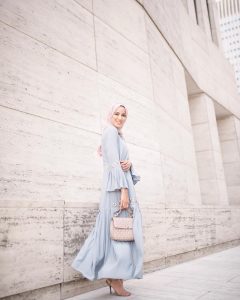 5 Hijab Styling Tips For Dressing Modestly In The Heat Flowy Dress via @simplyjaserah