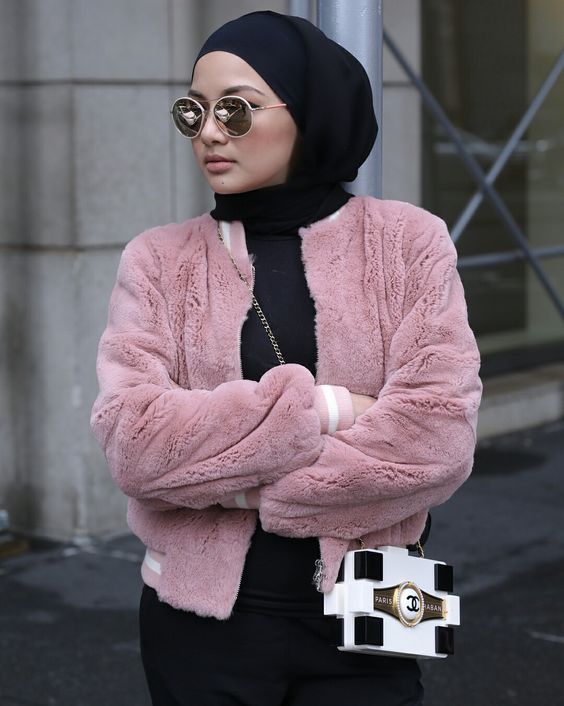 Neelofa looks with mini bag