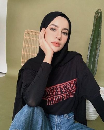 How To Wear Your Favorite T-Shirt With Hijab Style