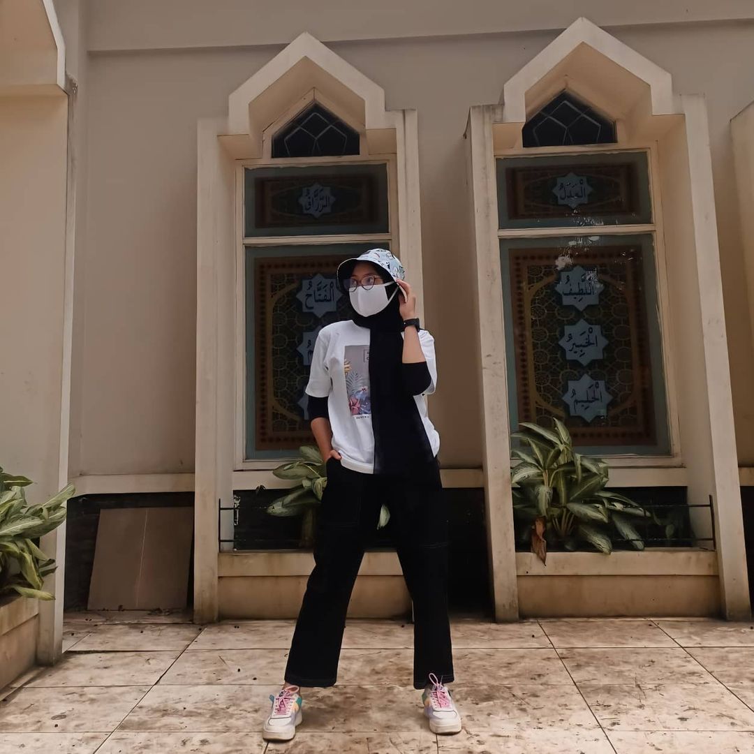 How To Wear Your Favorite T-Shirt With Hijab Style