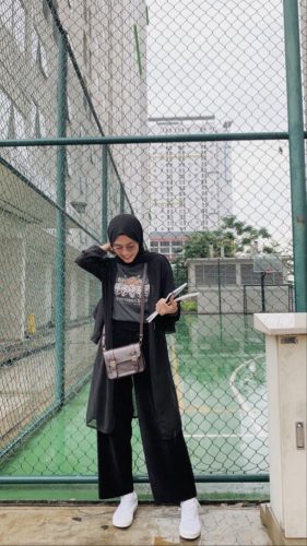 How To Wear Your Favorite T-Shirt With Hijab Style