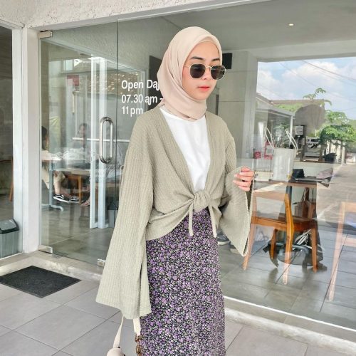 Stylish Ways To Style Pattern Skirt For Summer Hijab Looks