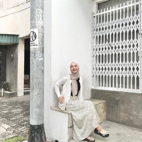Stylish Ways To Style Pattern Skirt For Summer Hijab Looks