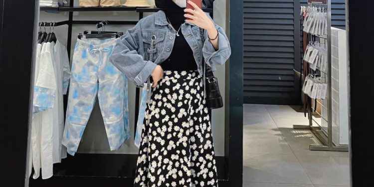 Stylish Ways To Style Pattern Skirt For Summer Hijab Looks