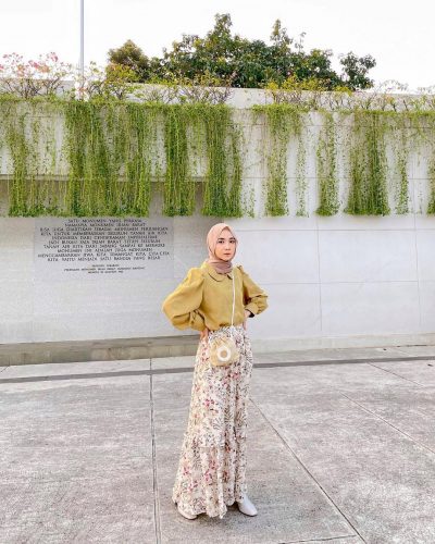 Stylish Ways To Style Pattern Skirt For Summer Hijab Looks
