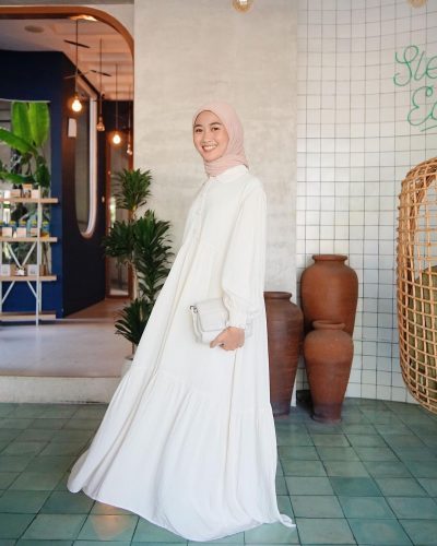 How to Pull Off Summer White Dresses For Hijab Style