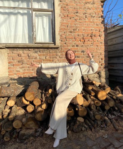 Chic Ways To Pull Off Knitwear For Hijab Outfit This Fall