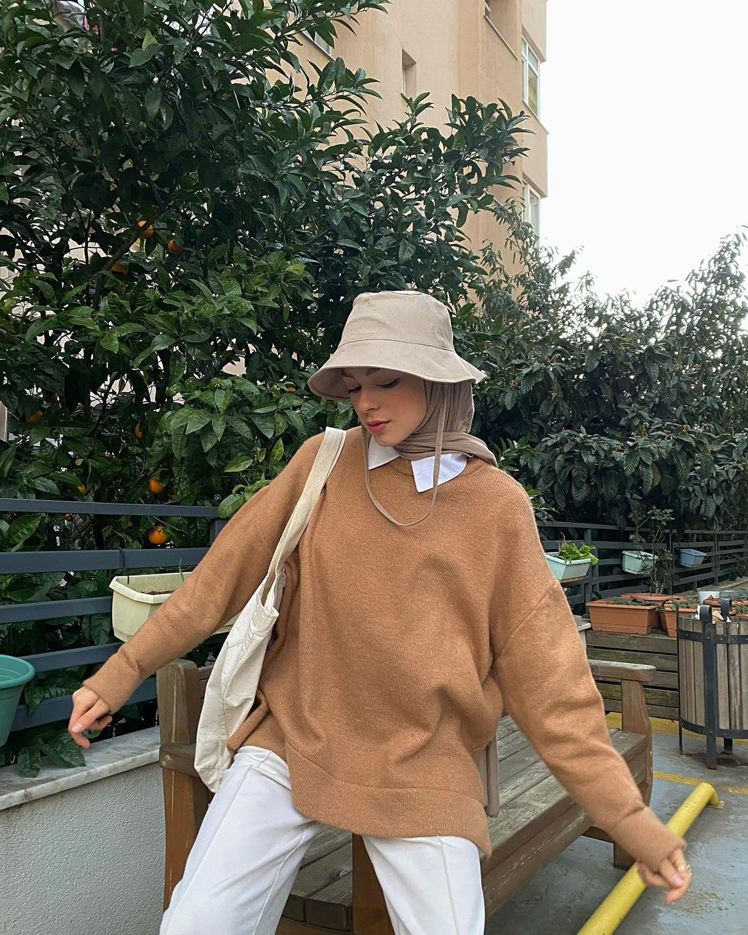 The Oversized Sweater Trend That Hijabi Can Wear For All Season 