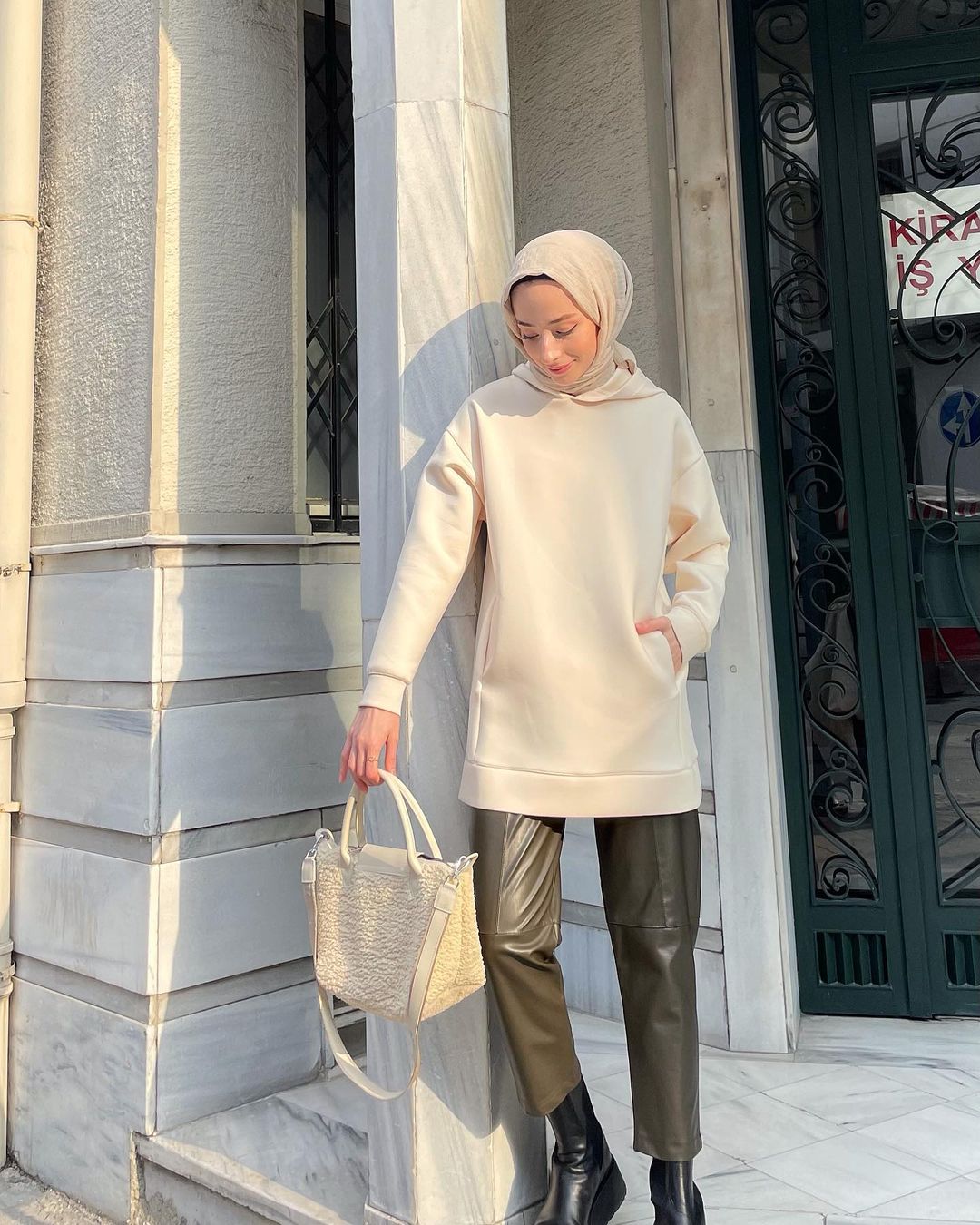 The Oversized Sweater Trend That Hijabi Can Wear For All Season 
