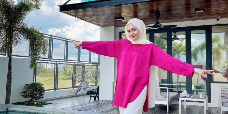 Hijab Trend 2022: Bold-Colored Fashion