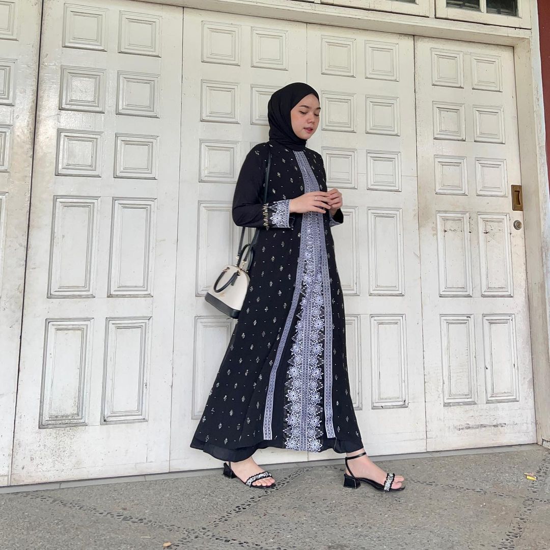 2022’s Trendiest Outfit Ideas Wearing Black Dresses For Iftar Party