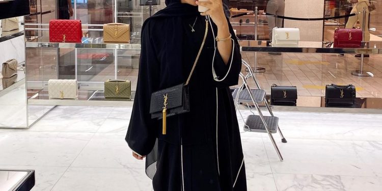 2022’s Trendiest Outfit Ideas Wearing Black Dresses For Iftar Party