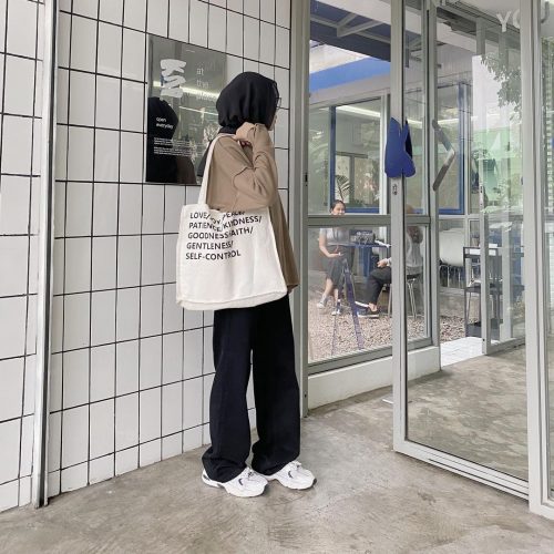 Casual Hijab Outfit Ideas That Are Perfect With Oversized Tote Bag