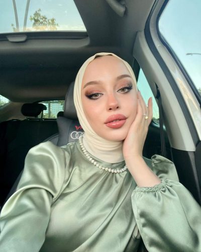 How To Elevate Your Modest Style With Vintage Jewelry Collections