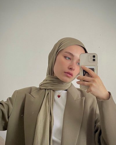 7 Must-Have Neutral Scarves That Goes With Any Outfit Looks