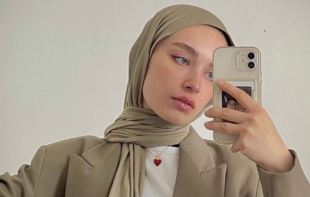 7 Must-Have Neutral Scarves That Goes With Any Outfit Looks