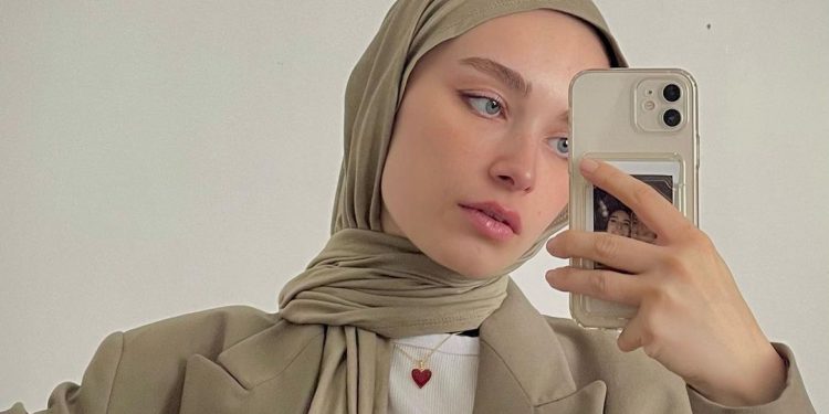 7 Must-Have Neutral Scarves That Goes With Any Outfit Looks