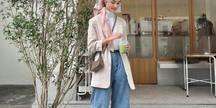 How to Nailing the Jeans Trend For Hijab Fashion In 2023
