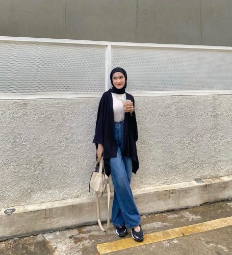 How to Nailing the Jeans Trend For Hijab Fashion In 2023