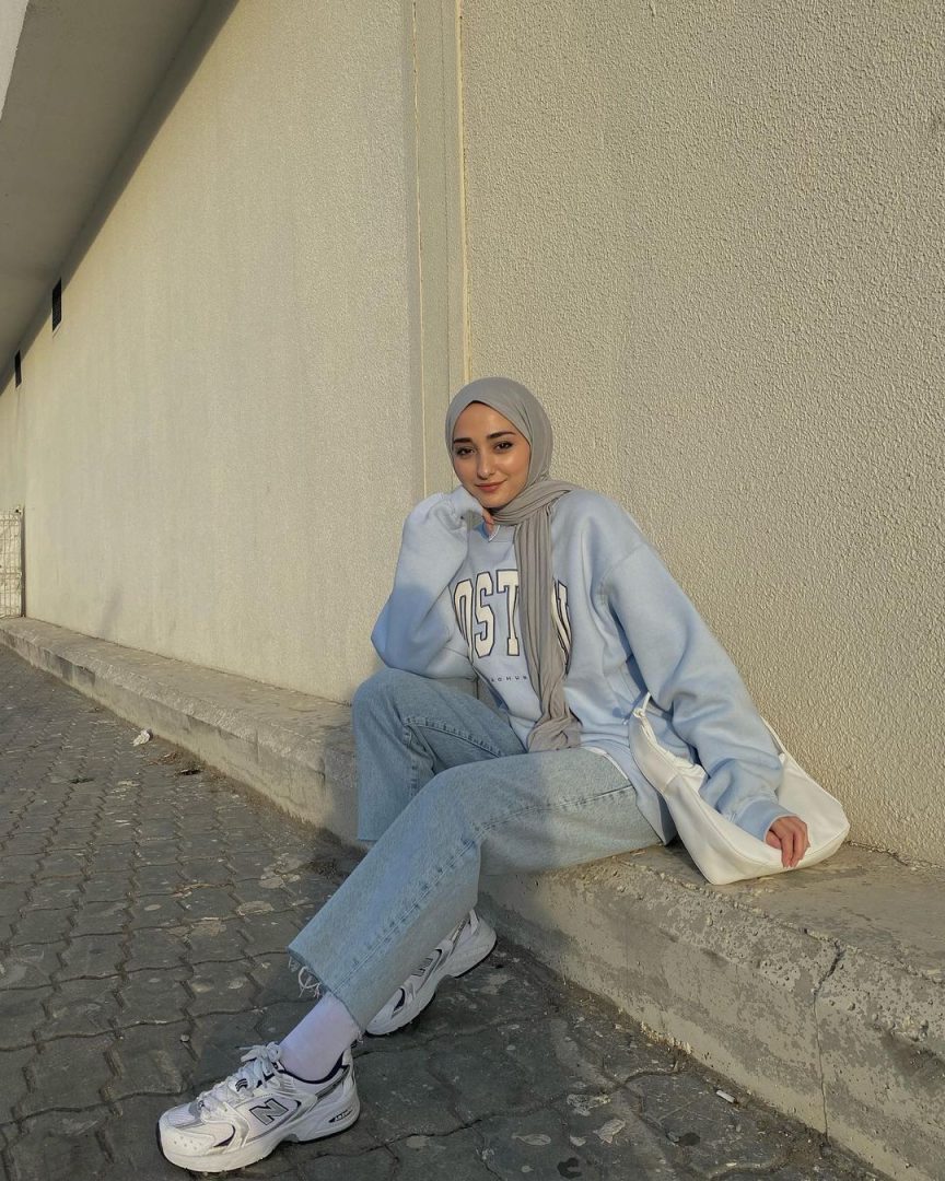 How to Nailing the Jeans Trend For Hijab Fashion In 2023