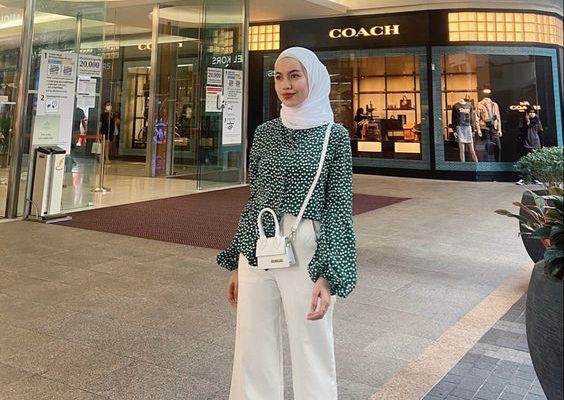 How To Style With Hijab-Friendly White Pants On 2024