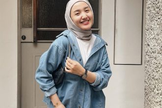 Elevating Your Denim Shirt With Hijab Look for 2024