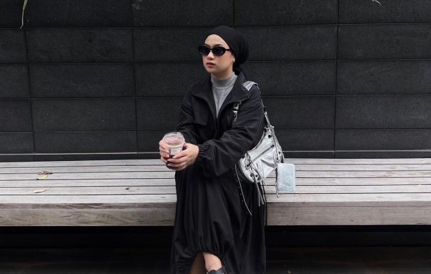 The Ultimate Hijab Wardrobe: Styling Black into Your Spring Daily Look On 2024