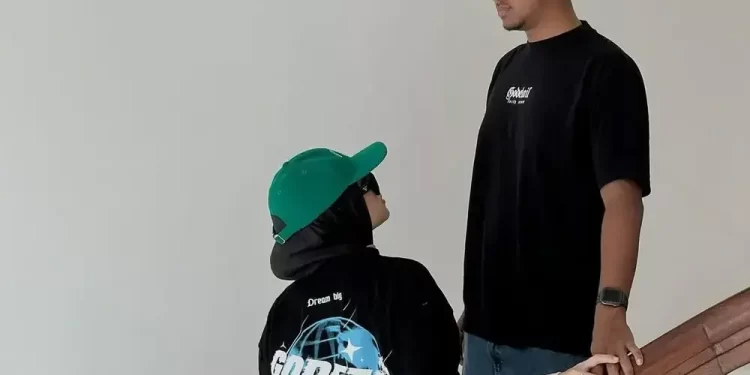 Chic Casual Tee Ideas That Geek Couple Are Already Wearing