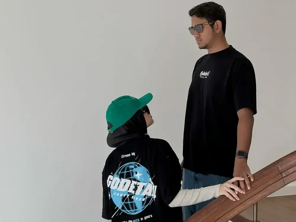 Chic Casual Tee Ideas That Geek Couple Are Already Wearing