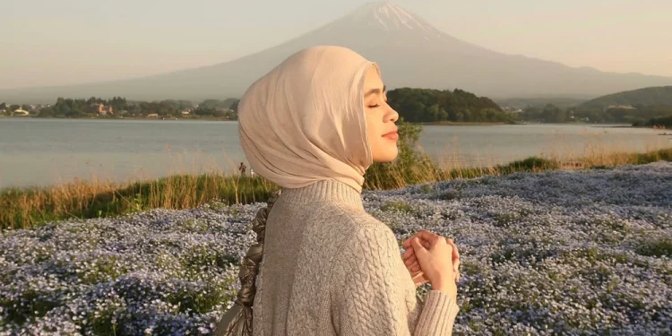 How to Wear a Pashmina Oval Without All the Hassle