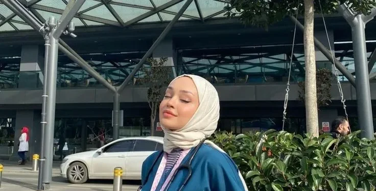 How I Dress Up as a Nurse to Bring Christmas Cheer to My Patients (Hijabi Nurse Style!) 