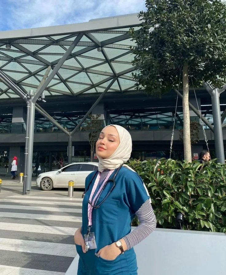 How I Dress Up as a Nurse to Bring Christmas Cheer to My Patients (Hijabi Nurse Style!) 