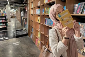 Why This Library-Core Look Is My New Favorite Hijab Aesthetic