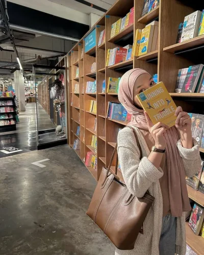 Why This Library-Core Look Is My New Favorite Hijab Aesthetic