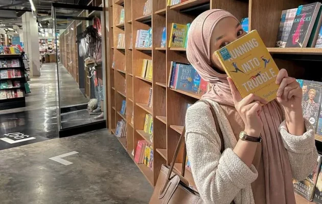 Why This Library-Core Look Is My New Favorite Hijab Aesthetic
