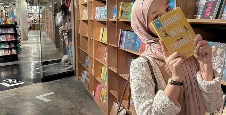 Why This Library-Core Look Is My New Favorite Hijab Aesthetic