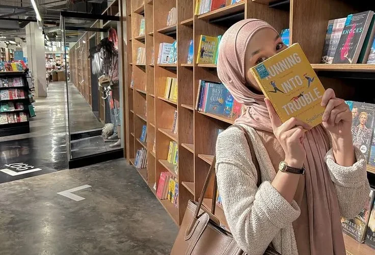 Why This Library-Core Look Is My New Favorite Hijab Aesthetic